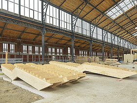 Foto von Holztreppen kurz vor Montagebeginn. Gare Maritime Brüssel