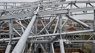 Close-up of the steel structures of the Amager Bakke project