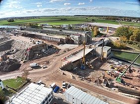 Drohnenbild des Baus der neuen Schleuse Kriegenbrunn. 