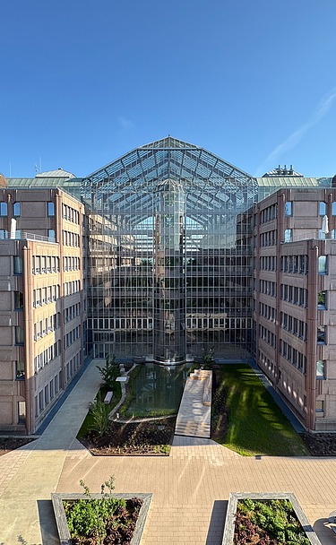 Ansicht des ZÜBLIN-Haus mit Teich