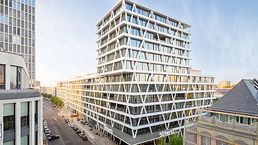 Außenansicht eines Bürogebäudes mit einer Fassade aus Stahlstützen