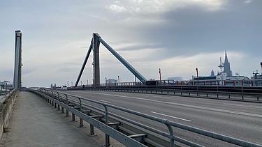 Photo of the bridge deck with bridge arch