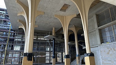 Baustellenbild des Atriums, das mit Holzpfeilern errichtet wurde