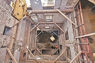 Foto Baustelle Historische Gebäudeansicht des Rathauses Straubing mit neogotischer Fassade und markantem Turm.