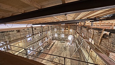 Foto Baustelle Historische Gebäudeansicht des Rathauses Straubing mit neogotischer Fassade und markantem Turm.