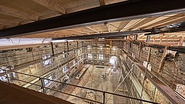 Foto Baustelle Historische Gebäudeansicht des Rathauses Straubing mit neogotischer Fassade und markantem Turm.