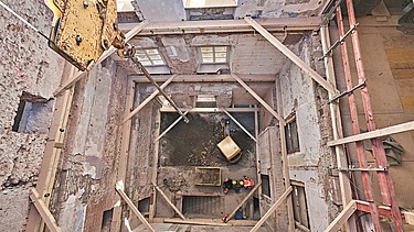 Foto Baustelle Historische Gebäudeansicht des Rathauses Straubing mit neogotischer Fassade und markantem Turm.