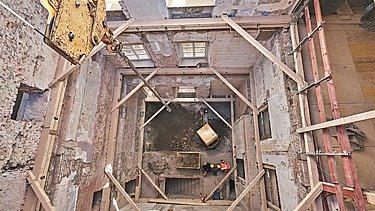 Foto Baustelle Historische Gebäudeansicht des Rathauses Straubing mit neogotischer Fassade und markantem Turm.