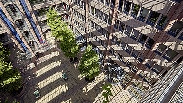 Seitlicher Blick ins Atrium des ZÜBLIN Hauses in Stuttgart