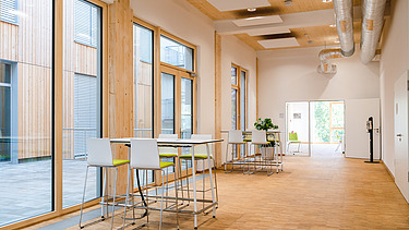 Foto eines möblierten Aufenthaltsraumes der Uni Witten. 