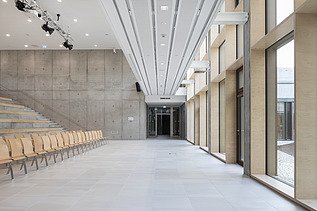 Innenaufnahme der Vinzenz-Pallotti-Schule in Friedberg. Man sieht eine Holz-Pfosten-Riegel-Fassade.