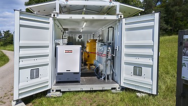 Speicher und Dieselaggregat, neben der eigentlichen Reinigungstechnik für das Grundwasser