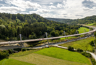 Drohnenaufnahme der Talbrücke Schorgast in idyllischer Landschaft