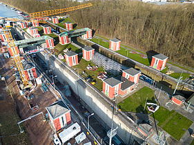 Foto einer Schleuse mit umliegenden Häusern