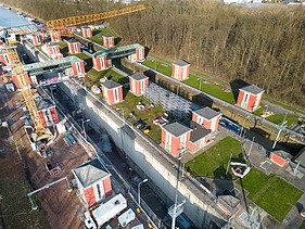 Foto einer Schleuse mit umliegenden Häusern