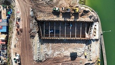 Drone image of the construction of the new Kriegenbrunn lock. View into the excavation pit. 