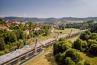 Drohnenaufnahme der Baustelle Talbrücke Schorgast am Tag