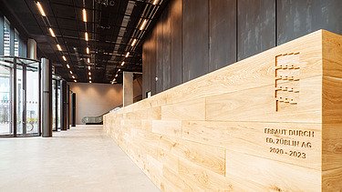 Innenansicht des Eingangsbereichs eines Bürogebäudes.