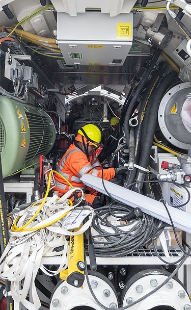 Foto Mann in Microtunneling Maschine sitzend