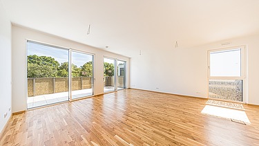 Beispiel eines Zimmer mit hellem Parkettboden der Wohnanlage PURA