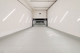 Foto einer Einfahrtsrampe in der Tiefgarage