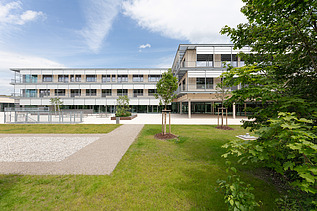 Außenaufnahme des Paul-Klee-Gymnasiums in Gersthofen. Man sieht ein großes Gebäude.