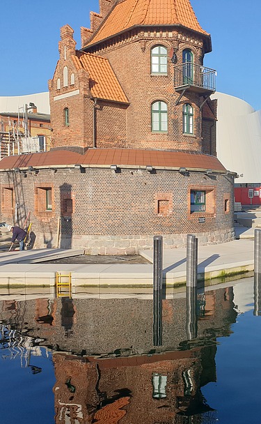 Blick auf ein Backsteinhaus auf der Hafeninsel Stralsund
