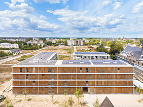 Foto des Collegium Academicums in Heidelberg. Man sieht ein Gebäude aus Holz.