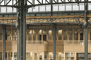 Foto im inneren der Halle von Gare Maritime Brüssel. Blick auf eine Balkonbrüstung.