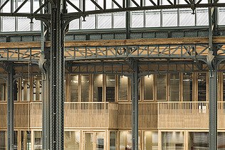 Foto im inneren der Halle von Gare Maritime Brüssel. Blick auf eine Balkonbrüstung.