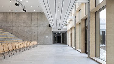 Innenaufnahme der Vinzenz-Pallotti-Schule in Friedberg. Man sieht eine Holz-Pfosten-Riegel-Fassade.