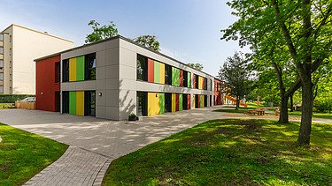Außenansicht der Kindertagesstätte mit Garten