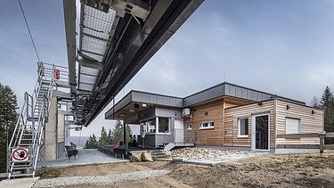 Picture of a cable car station on the Ochsenkopf with wooden cladding