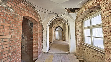 Foto Baustelle Historische Gebäudeansicht des Rathauses Straubing mit neogotischer Fassade und markantem Turm.