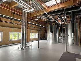 Fotos eines Lagerraues mit Holzrahmenbauwänden.