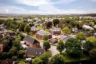 Vogelperspektive von weitem auf die Wohnanlage CONEPT Heikendorf