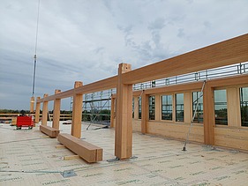 Foto der Montage des UmweltHauses in Nürnberg. Man sieht Holzelemente.