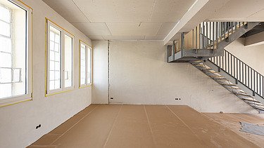 Stairwell in white at Seidelsche Höfe