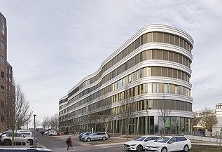 Photo Exterior view of the modernized Z2 office building with curved façade bands.