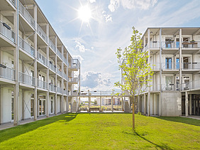 Foto des Collegium Academicums in Heidelberg. Man sieht weiße Gebäude und den Innenhof.