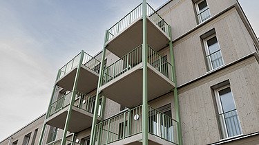 Luftansicht Wohngebäude Hangweide Kernen mit Photovoltaik-Anlage
