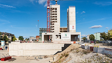 Foto der Montage des UmweltHauses in Nürnberg. Man sieht einen Rohbau aus Holz.