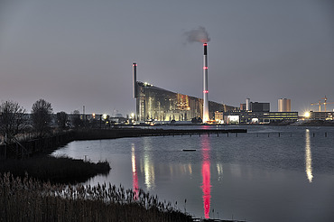 Foto der innovativen Müllverbrennungsanlage Amager Bakke in der Dämmerung