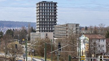 Entfernte Außenansicht auf das Gebäude
