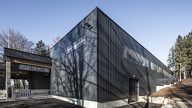 Bild der Talstation am Ochsenkopf mit schwarzer Holzverkleidung