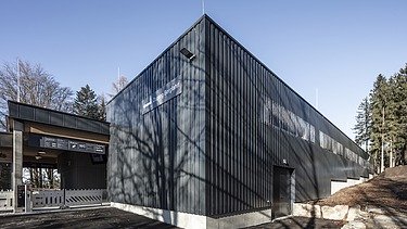 Bild der Talstation am Ochsenkopf mit schwarzer Holzverkleidung