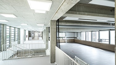 Photo of the stairwell with a view of the gymnasium at the school campus on Allee der Kosmonauten in Berlin-Lichtenberg 