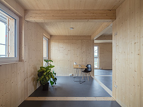 Foto des Collegium Academicums in Heidelberg. Man sieht ein weißes Gebäude und den Innenhof.
