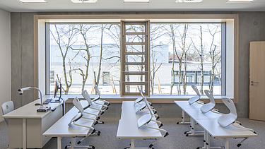 Innenaufnahme der Vinzenz-Pallotti-Schule in Friedberg. Man sieht ein Klassenzimmer.