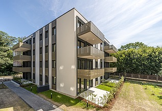 Wohngebäude mit goldenen Balkonen